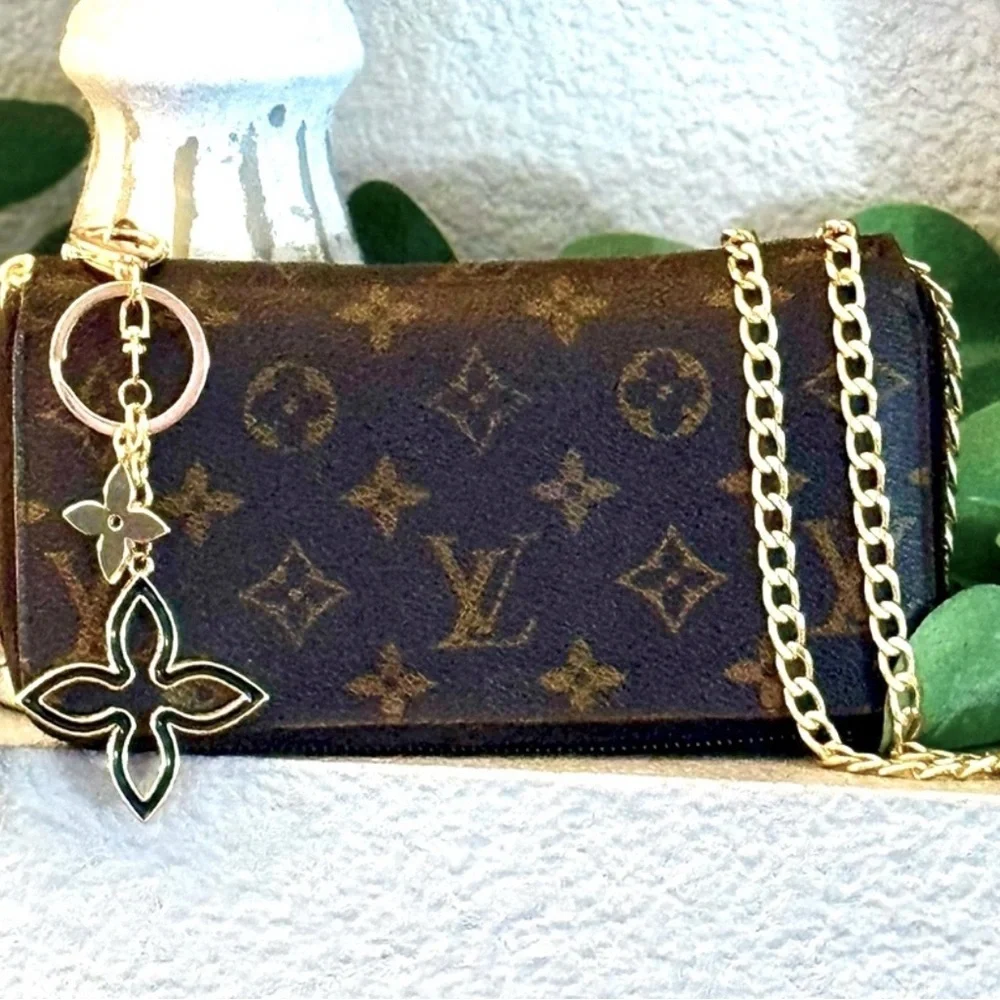 Louis Vuitton monogram full zip Preloved wallet & unbranded, charm, and chain - Picture 3 of 15
